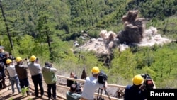 지난 5월 북한 풍계리 핵실험장 폭파 현장을 외국 기자들이 취재하고 있다.