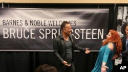 Bruce Springsteen cumprimenta uma fã na apresentação da sua autobiografia "Born to Run" numa livraria de Freehold, na Nova Jérsia, a sua terra natal.