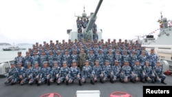 2018年4月12日，在南中国海上，中国国家主席习近平在长沙号驱逐舰上阅兵，同中国人民解放军海军军人合影留念。