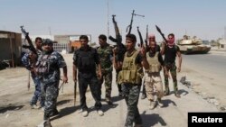  گشت‌زنی نیروهای نظامی عراق همراه با شبه‌نظامیان قبایل محلی در حومه شهر رمادی – عکس مربوط به اواخر شهریورماه است.