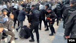 Polîsên Tirk li bajarê Wanê li xwepêşanderekî Kurd dixin (Arşîv)