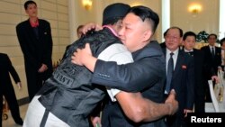 김정은 국방위원회 제1위원장(왼쪽)이 28일 방북 중인 전 미국프로농구(NBA) 선수 데니스 로드먼과 포옹하고 있다.