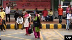 مسافرین در یک ایستگاه در انتظار بس اند