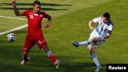 브라질 월드컵 대회에 출전한 아르헨티나의 메시(오른쪽) 선수가 21일 이란과의 경기 종료 직전에 슛을 날리고 있다.