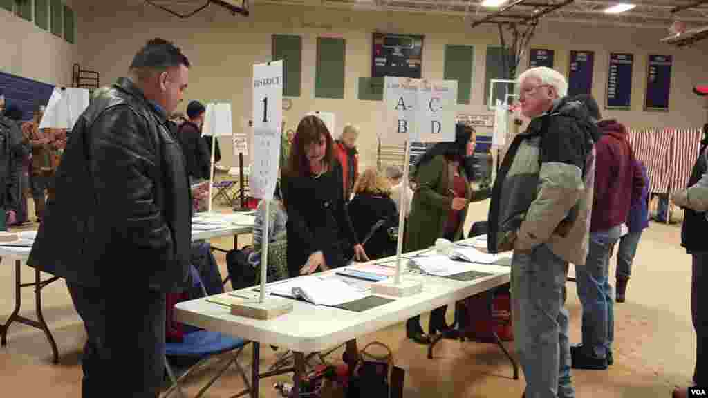 Voters at Hood Middle School in Derry, New Hampshire, Feb. 9, 2016. (Photo: S. Gong / VOA)