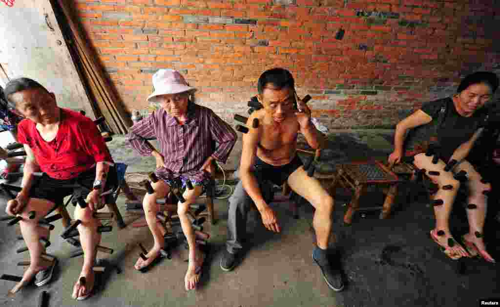 ប្រជាជន​ទទួល​ការ​ព្យាបាល​តាម​បែប​ជប់​ខ្យល់​នៅ​កន្លែងព្យាបាល​​មួយ​ក្នុង​ក្រុង Pujiang ខេត្ត Chendu ប្រទេស​ចិន កាល​ពី​ថ្ងៃ​ទី១០ ខែ​សីហា ឆ្នាំ​២០១៦។