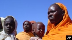 Des femmes et enfants dans un camp pour déplacés internes au Darfour