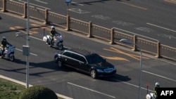 朝鲜领导人金正恩车队的车辆于2019年1月8日在北京上行驶。