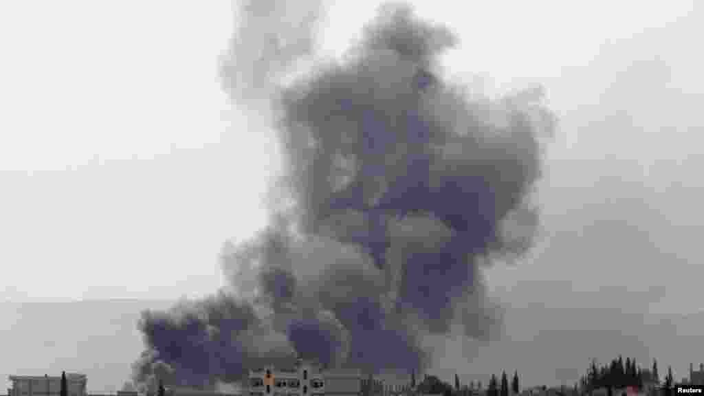 Les combats ont continué de faire rage samedi dans le nord de la Syrie où les militants de l&#39;État islamique se rapprochent de la ville kurde de Kobani près de la frontière turque. (Photo/le 3 octobre 2014.) 