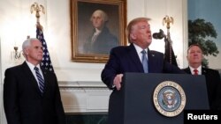 Predsjednik Donald Trump govori o Siriji u Bijeloj kući, u prisustvu potpredsednika SAD Mikea Pencea (lijevo) i državnog sekretara Mikea Pompea (Foto: Reuters/Tom Brenner)