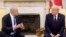 Президент Дональд Трамп принимает главу израильского правительства Биньямина Нетаньяху в Овальном кабинете Белого дома (архивное фото) 