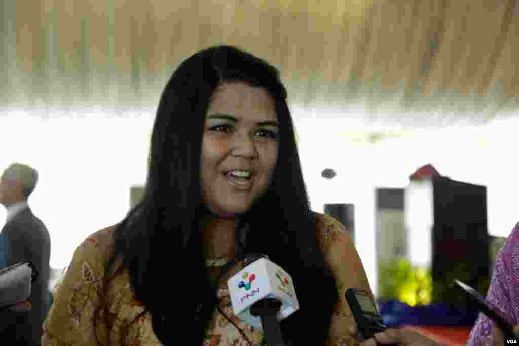 នាង Christine Thinn សិក្ខាកាមរបស់ភ្នាក់ងារ Peace Corps សហរដ្ឋអាមេរិកនៅកម្ពុជា កំពុងសម្ភាសជាមួយនឹងអ្នកសារព័ត៌មានក្រោយពីពិធីស្បថចូលបំពេញការងារសម្រាប់អ្នកស្ម័គ្រចិត្តក្នុងការប្រារព្ធខួបលើកទី១១ នៃអ្នកស្ម័គ្រចិត្ត Peace Corps កាលពីព្រឹកថ្ងៃសុក្រទី១៥ កញ្ញា ២០១៧ នៅទីក្រុងភ្នំពេញប្រទេសកម្ពុជា។ (ទុំ ម្លិះ/VOA)