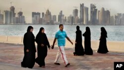 Des passants à Doha, le 7 avril 2012. 