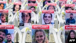 2023年10月7日被哈马斯劫持的人质的相片被放置在德国柏林倍倍尔广场摆放的椅子上。(2024年5月17日)