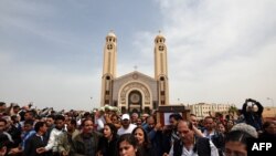 Des personnes en deuil portent le cercueil de l'une des victimes de l'explosion de l'église copte chrétienne Saint Marc à Alexandrie, le 10 avril 2017.
