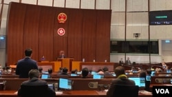 香港特首林郑月娥1月12日出席新选制下首届立法会第一次大会兼行政长官答问会，回应议员有关防疫政策等质询 (美国之音/汤惠芸) 