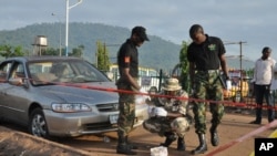 Des soldats sur le site d'une explosion à Abuja, le 3 octobre 2015. (AP Photo/Gbenga Olamikan)