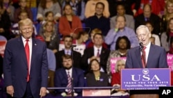 제임스 매티스 미국 국방장관 내정자가 6일 노스 캐롤라이나 주 페이엇빌에서 지지자들을 향해 연설하고 있다. 왼쪽은 도널드 트럼프 미국 대통령 당선인.