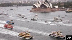 澳大利亚的地标建筑悉尼歌剧院前面的赛船活动（2017年9月12日）
