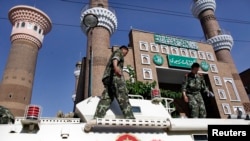 停在新疆清真寺外面的武警车辆