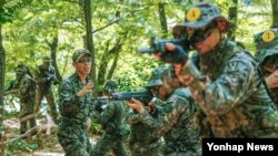 한국 육군 특수전사령부 예하 특수전교육단 교관이 지난 16일부터 개시된 특수작전 교육 프로그램인 '특공·수색 고급과정' 훈련을 지도하고 있다.