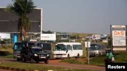 从阿富汗被转移出来的人员在抵达乌干达的恩德培国际机场后，乘车前往下榻处。(2021年8月25日)
