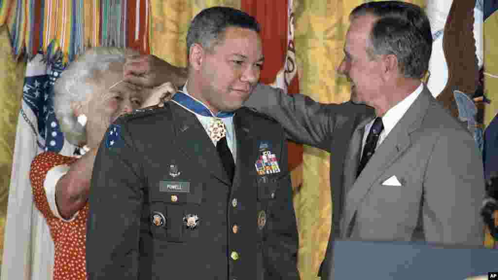 የመጀመሪያው ጥቁር የዩናይትድ ስቴትስ የውጭ ጉዳይ ሚኒስትርና ከፍተኛው የጦር መሪ&nbsp;ኮልን ፓወል እና የቀድሞ የዩናይትድ ስቴትስ ፕሬዚዳንት&nbsp;ጆርጅ ቡሽ