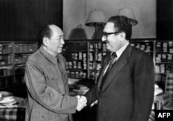 (FILES) Hayati Henry Kissinger (Kulia) akikutana na Mwenyekiti Mao Zedong, 24 Novemba,1973, Beijing.