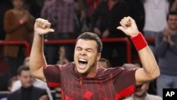 Dalam turnamen tenis Moselle Open di Metz, Prancis, petenis tuan-rumah dan juara bertahan tunggal putra, Jo-Wilfried Tsonga, maju ke perempat final setelah menundukkan petenis Amerika, Jesse Levine 6-3, 6-4 (foto: Dok).