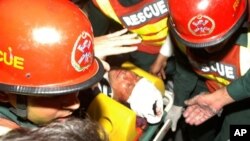 7일 무대 장치에서 추락해 라호르 병원으로 이송된 임란 칸.