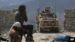 지난달 17일 아프가니스탄 카불 동부에서 미군과 아프간 정부군이 폭탄 테러 현장을 수색하고 있다. (자료사진)