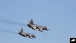 资料照片：俄罗斯两架苏-24军机在波罗的海一艘美国军舰附近飞行。(2016年4月12日)