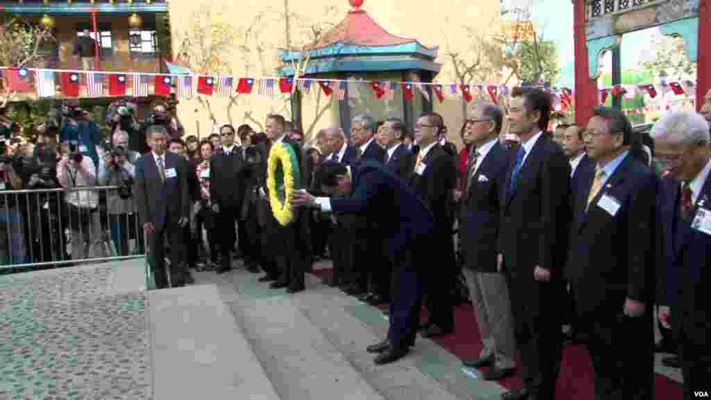 马英九率众向铜像献花圈（美国之音包小祥拍摄）