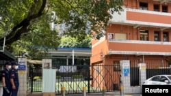 2024年9月19日，深圳日本人学校外，一名10岁日本男童在前往学校的途中遇刺身亡后，保安们校门外保持警戒。