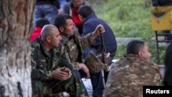 داوطلبان ارمنی در نزدیکی خط مقدم جنگ میان نیروهای جمهوری آذربایجان و ارمنستان در منطقه قره باغ -علیا