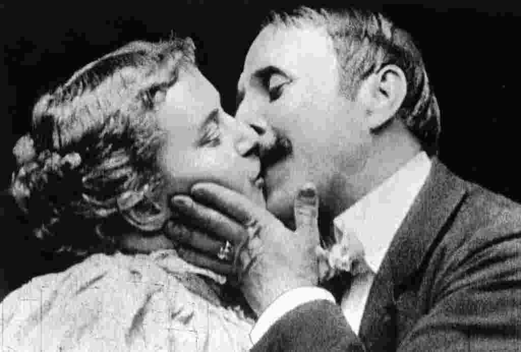 პირველი კოცნა ფილმში პირველი ადამიანები, რომლებმაც ფილმში ერთმანეთს აკოცეს მეი ირვინი და ჯონ რაისი არიან. პირველი კოცნის კადრი 1896 წელს მოკლემეტრაჟიან ფილმში ფიქსირდება.