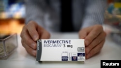 Kotak obat Ivermectine produksi Biogaran, dipajang di sebuah apotek di Paris, Prancis, di tengah merebaknya pandemi COVID-19, 28 April 2020. (REUTERS/Benoit Tessier)