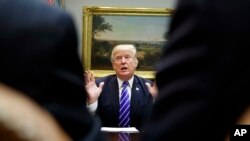 川普总统在白宫与国会议员会谈