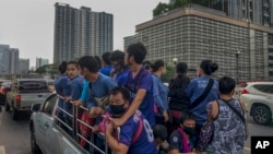 ထိုင်းနိုင်ငံ၊ ဘန်ကောက်မြို့က ဆောက်လုပ်ရေးလုပ်ငန်းခွင်တွေမှာ အလုပ်လုပ်နေကြတဲ့ ရွှေ့ပြောင်းအလုပ်သမားများ။ (ယခင်ပုံဟောင်း)