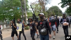 缅甸民众4月3日在仰光街头游行，抗议军人统治。