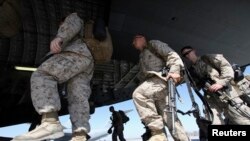 아프가니스탄에 파병된 미군들이 지난 3월 군용기에 오르고 있다. (자료사진)