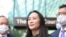 华为高管孟晚舟获释后在不列颠哥伦比亚省最高法院外对媒体宣读声明。（2021年9月24日）
