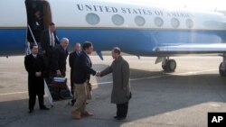 지난 2007년 4월 북한에서 발굴된 한국전 참전 미군 유해 송환을 위해 평양을 방문한 빌 리처드슨 미 뉴멕시코 주지사(왼쪽)가 공항에 나온 북한 관리와 악수하고 있다. (자료사진)