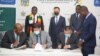Zimbabwe Mines Minister Winston Chitando, left, participates in the signing of a $2.8 billion investment deal in Harare with officials from
Eagle Canyon International Group Holding Ltd., Sept. 16, 2022. (Columbus Mavhunga/VOA)