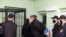 Активиста оппозиции сопровождают в клетку обвиняемого перед оглашением приговора по по обвинению в организации массовых беспорядков и разжигании социальной розни, СИЗО в Гомеле, Беларусь (архивное фото).