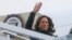 Vis Prezidan Etazini Kamala Harris monte nan avyon ofisyel li, Air Force 2, pou'l al Japon ak Kore di Sid. Li dekole depi baz aviyasyon Ameriken Joint Base Andrews, nan eta Maryland, Dimanch 25 Sept. 2022. 