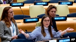 2022年9月20日，冰岛总理雅各布斯多蒂尔在联合国总部举行的第77届联合国大会妇女领袖平台会议上向与会者发表讲话。（美联社照片）