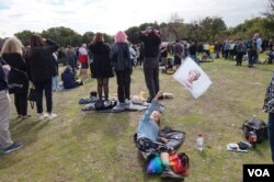 苏菲在海德公园举起印有英女王伊利沙伯二世肖像的小旗帜 (美国之音/郑乐捷)