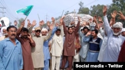 احتجاج کې شريک د خېبرپښتونخوا د پاکستان کسان اتحاد ویاند لياقت يوسفزئ ډيوه ته وویل د مرکزي حکومت سره د خبرو وروسته یې دا مظاهره په دې حکومتي باور ختمه کړه چې وزیراعظم شهباز شريف به د کسان اتحاد د استازو سره د روانې میاشتې په 28مه نيټه ويني او غوښتنې به یې منل کېږي