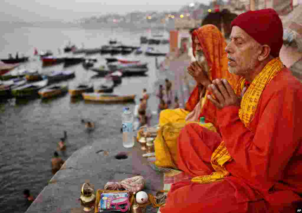 Umat ​​Hindu melakukan sembahyang pagi hari di tepi Sungai Gangga suci di kota Varanasi, India. Varanasi adalah salah kota tertua di dunia.